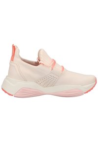 Ljusrosa träningsskor med en texturerad tygöverkonstruktion, elastiska snören, formar häl och en mönstrad gummisula i mörkare rosa.