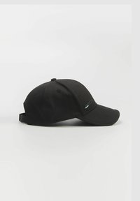 Czarna czapka baseballowa wykonana z tkaniny, z wygiętym daszkiem, regulowanym paskiem oraz subtelnym logo z boku. Gładka tekstura i prosty design.