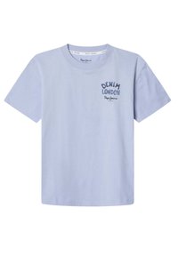 Světle modré bavlněné tričko s krátkými rukávy, kulatým výstřihem a potištěným textem "DENIM LONDON" v tmavě modré poblíž hrudi.