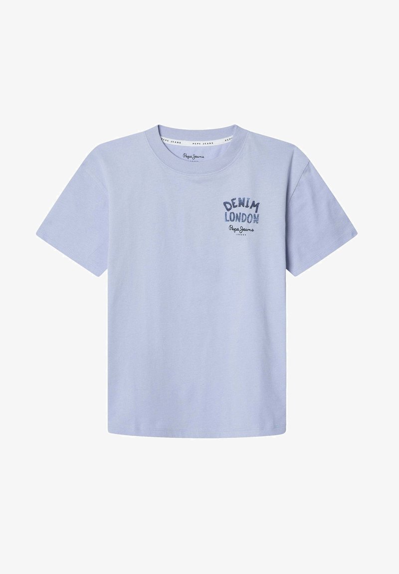 Gaiši zils kokvilnas T-krekls ar īsām piedurknēm, apaļu kaklu un tumši zilu drukātu tekstu "DENIM LONDON" tuvu krūtīm.