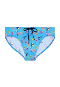 Maillots de bain briefs bleu vif avec des motifs de kites colorés et un cordon noir à la taille, posés à plat sur un fond blanc.