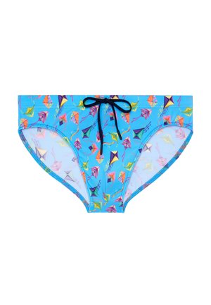 Světlé modré plavky s barevnými vzory paprsků a černým šňůrkem v pase, položeny na bílém pozadí.