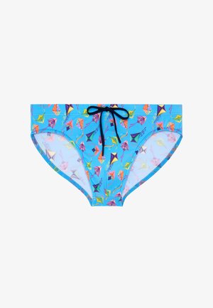 Světlé modré plavky s barevnými vzory paprsků a černým šňůrkem v pase, položeny na bílém pozadí.