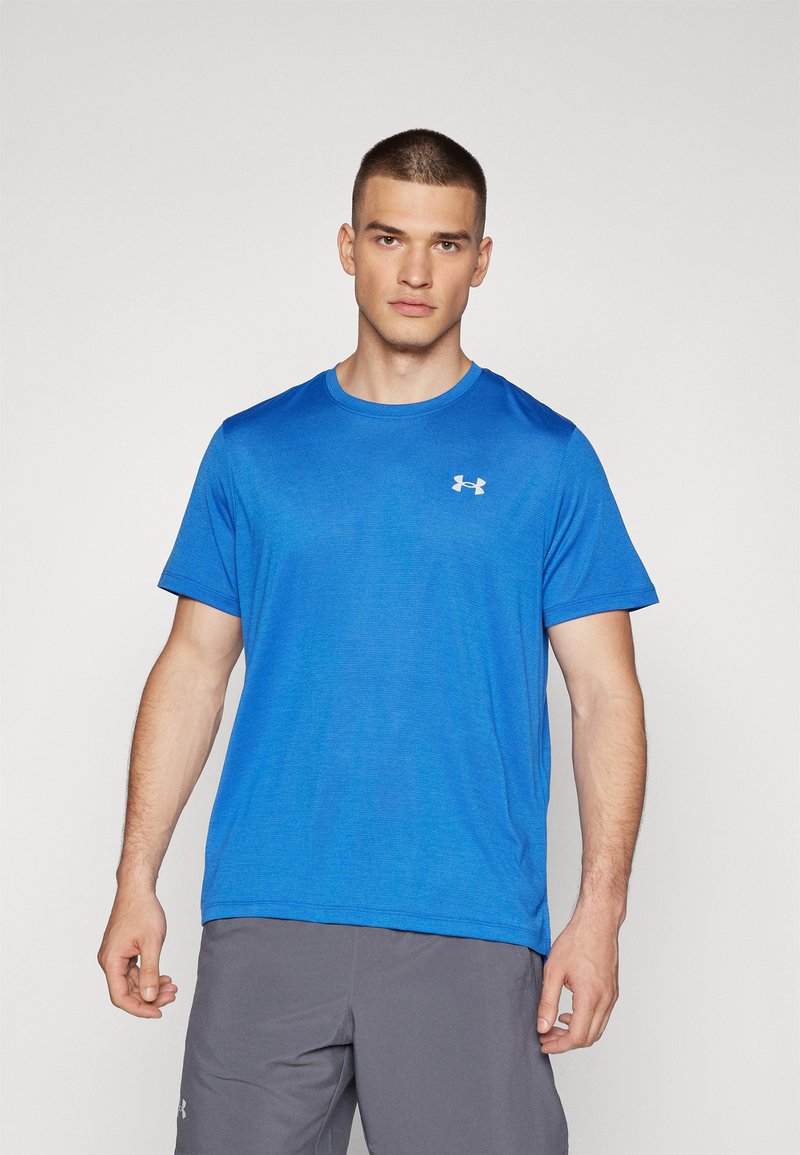 Camiseta deportiva de manga corta azul, confeccionada en un tejido texturizado, con un escote redondo y un pequeño logo blanco en la parte superior izquierda del pecho.
