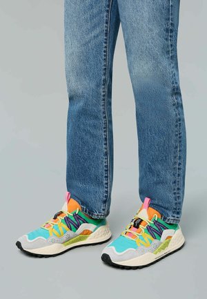 Farverige sneakers med en blanding af turkis, grå og neonaccenter. Let, struktureret overdel med varierende snørebånd og en mønstret sål.