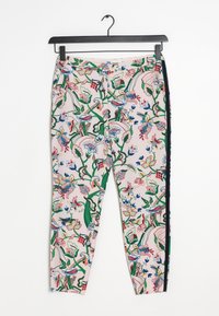 Pantalon en tissu léger avec un motif floral multicolore sur un fond rose clair, avec une bande latérale noire.