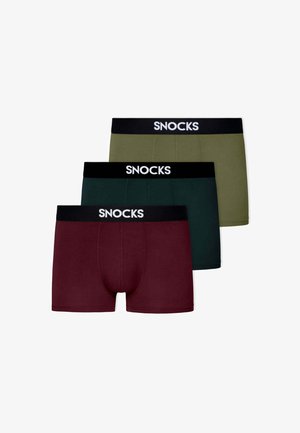 Drie paren snug-fit trunks in bordeauxrood, olijfgroen en donkergroen. Elk heeft een zwarte tailleband met "SNOCKS" branding in het wit.