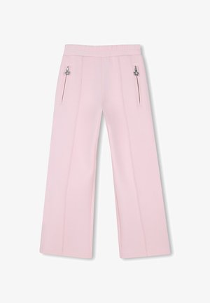 Pantalon large rose clair en matière douce, avec deux poches latérales zippées et détails de couture visibles. Taille élastique.