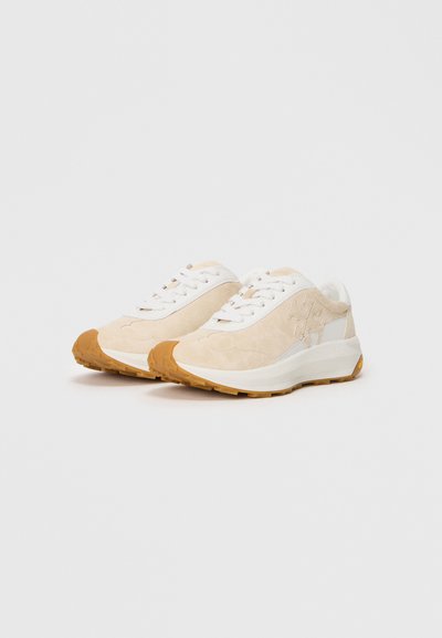 Sneakers bej din suede, cu șireturi, cu accente albe, parte superioară texturată și talpă din cauciuc de tip gumă. Au un vârf rotund și o guleră căptușită.