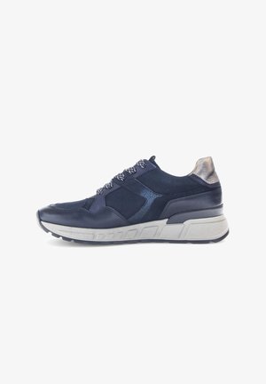 Marineblauwe sneakers met textuurleer en suède panelen. Voorzien van metalen accenten, vetersluiting en een gevoerde zool voor comfort.