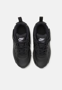 Mustad mustad Nike Air Max tossud on siledast nahast pealis, tekstureeritud detailid, pehme krae, nööriga disain ja lihtsaks ülespanemiseks tõmblott.