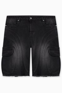 Shorts cargo en denim noir avec des détails de couture arrondis, ourlet effiloché et poches latérales. Texture lisse avec des accents en métal argenté.