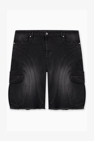 Calções cargo em denim preto com detalhes de costura arredondada, bainha desfiada e bolsos laterais. Textura suave com acabamentos em metal prateado.