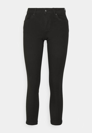 Pantalones de mezclilla negra con corte ajustado, que cuentan con un cierre de botón en la parte delantera, cinco bolsillos y una textura lisa y sólida. Sin patrones visibles ni adornos.