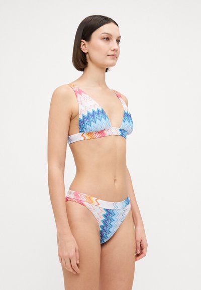 Zigzago raštuotas bikini kostiumas su spalvingu degradėdiniu pereinančiu nuo rožinės iki mėlynos ir oranžinės. Audinys yra minkštas ir tamprus, su žemu iškirpimu.