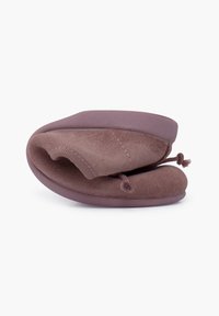 Pantofola mauve con tomaia in morbido suede, forma arrotondata, suola in gomma spessa e dettaglio con stringa per una vestibilità sicura.
