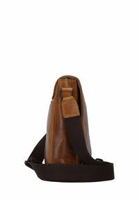Borsa a tracolla in pelle tan con una tracolla in tessuto marrone, profilo sottile e apertura a zip; presenta un piccolo accento in pelle vicino alla tracolla.