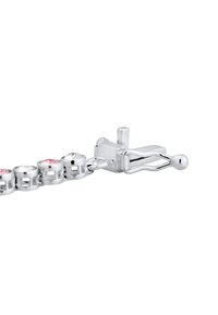 Silver armband med runda länkar, prydd med klara och rosa ädelstenar. Säker låsning med rundad ände och spakmekanism för att stänga.