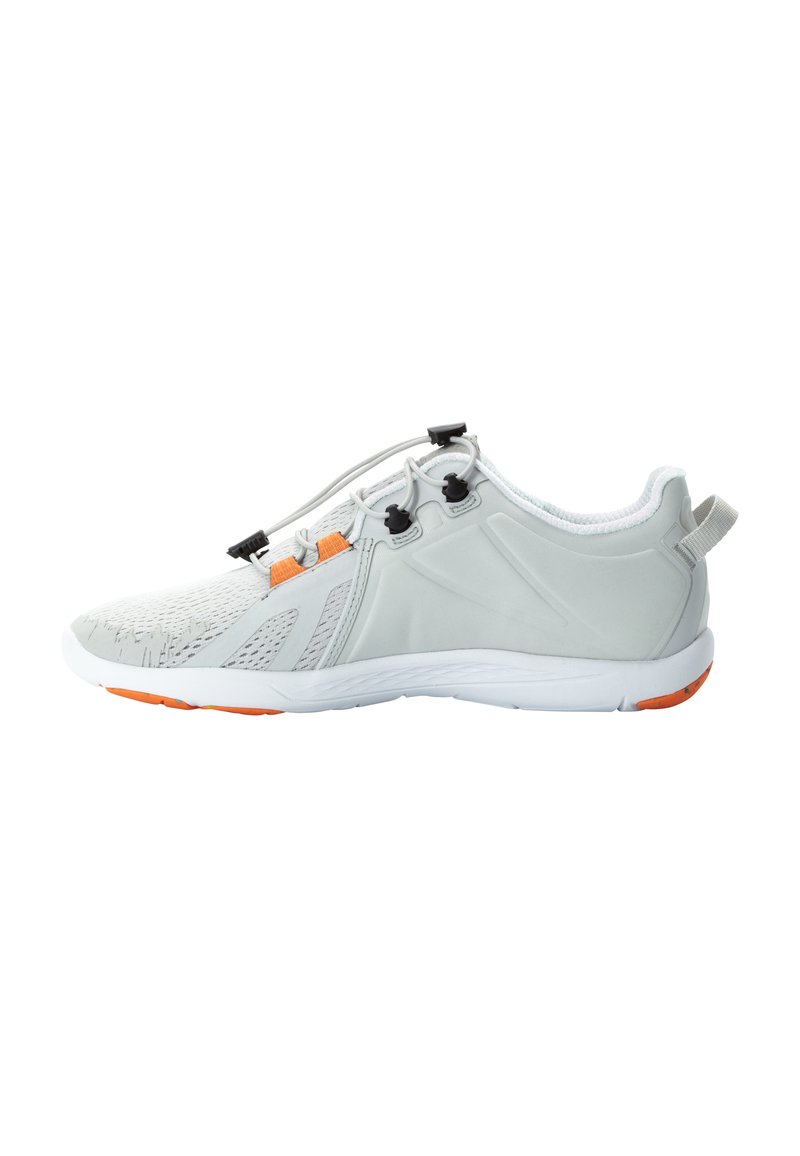 Scarpa sportiva grigio chiaro con parte superiore in mesh, dettagli arancioni, suola piatta e sistema di allacciatura regolabile. Presenta un colletto imbottito e una linguetta sul tallone.