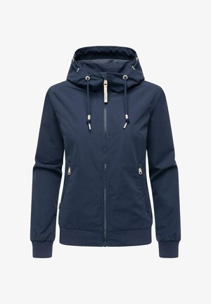 Laivastonsininen hupullinen takki, jossa edessä vetoketju, säädettävät kiristysnyörit, kaksi vetoketjullista sivutaskua sekä resorit hihansuissa ja helmassa.