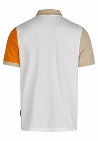 Polo à manches courtes avec un corps blanc, une épaule gauche orange et une épaule droite beige. Tissu lisse avec un col côtelé.