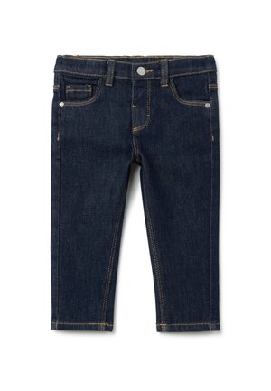 Jeans de denim azul oscuro con un diseño ajustado, costuras amarillas, bolsillos frontales y un detalle de botón de metal en la cintura.