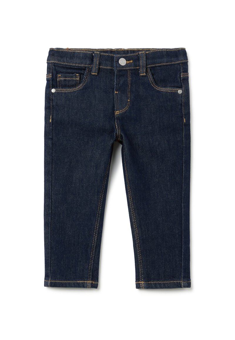 Jeans de denim azul oscuro con un diseño ajustado, costuras amarillas, bolsillos frontales y un detalle de botón de metal en la cintura.