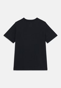 T-shirt noir à manches courtes avec un col rond. Design simple, fabriqué en tissu lisse, sans logos ni motifs visibles.