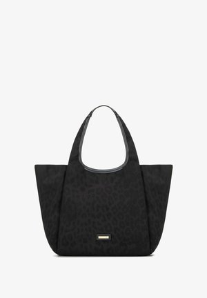 Sac cabas noir avec un motif léopard subtil, de larges anses ouvertes en haut, et une petite plaque métallique rectangulaire de marque à l'avant.