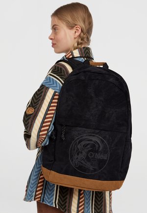 Sac à dos noir avec une texture douce, doté d'un fond en suède beige, d'un logo à l'avant et de bretelles réglables. Stylé avec une couche extérieure à motifs.