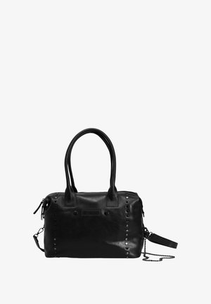 Zwarte leren handtas met twee bovenhandvatten, ritssluiting, studs langs de zijkanten en een afneembare kettingriem. Goede textuur en rechthoekige vorm.