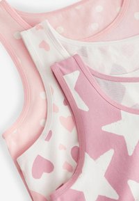 Drie roze tanktops, met stippen, harten en sterren, gemaakt van zachte stof, met contrasterende afwerking en verschillende patronen.
