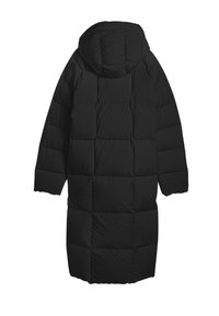 Zwarte gewatteerde pufferjas met capuchon en een quilted ontwerp, met een lange lengte en brede mouwen. Gladde, textuurstof met een matte afwerking.