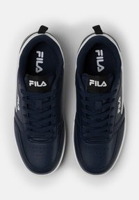 Marineblaue Sneaker mit weißen Akzenten, Obermaterial aus Leder und Stoff, strukturiertes Finish, Schnürverschluss und Logo auf der Zunge und der Seite.