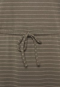 Tecido verde oliva com riscas brancas horizontais e toques metálicos. Apresenta um cordão atado na cintura. Textura suave e lisa.