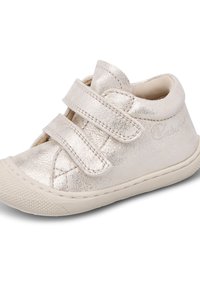Scarpa per bambino in argento metallico con due strap in velcro, suola in gomma, punta arrotondata e dettagli cuciti. Texture liscia e design minimalista.