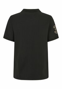 Zwarte polo met korte mouwen, een kraag en een gladde textuur. Voorzien van een gouden nummerdetail op de linkermouw.