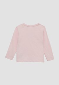Jasnoróżowa bluzka z długim rękawem o okrągłym dekolcie, wykonana z miękkiej bawełny, gładka struktura, bez widocznych wzorów ani akcentów.