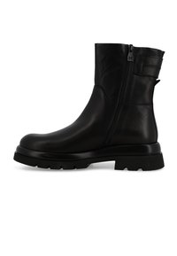 Stivale alla caviglia in pelle nera con punta rotonda, chiusura con zip laterale e suola in gomma spessa e testurizzata. Presenta un etichetta di estrazione sul retro.