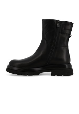 Stivale alla caviglia in pelle nera con punta rotonda, chiusura con zip laterale e suola in gomma spessa e testurizzata. Presenta un etichetta di estrazione sul retro.