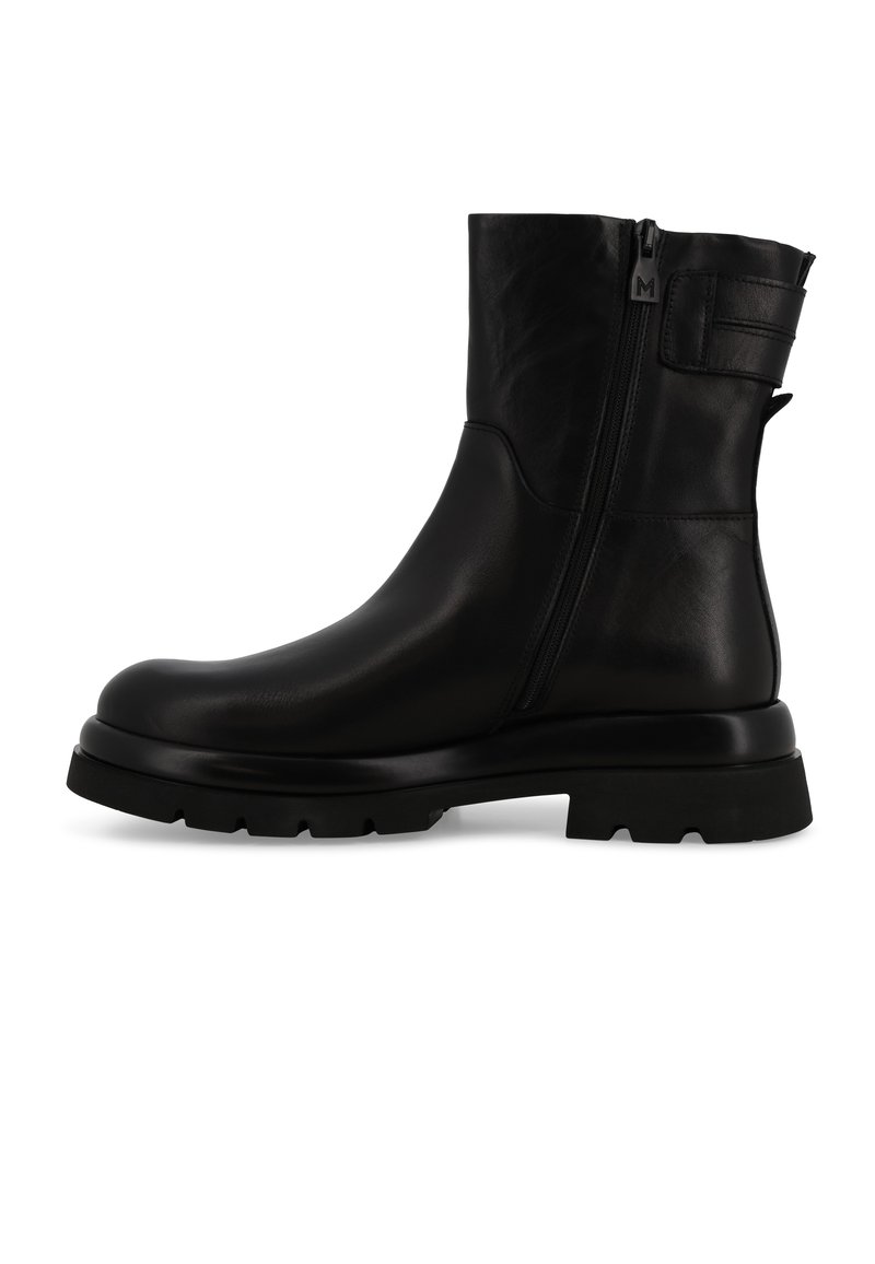 Stivale alla caviglia in pelle nera con punta rotonda, chiusura con zip laterale e suola in gomma spessa e testurizzata. Presenta un etichetta di estrazione sul retro.