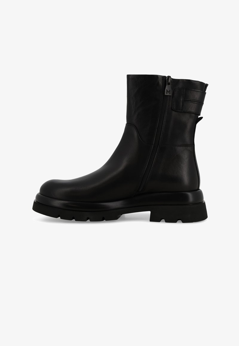 Stivale alla caviglia in pelle nera con punta rotonda, chiusura con zip laterale e suola in gomma spessa e testurizzata. Presenta un etichetta di estrazione sul retro.