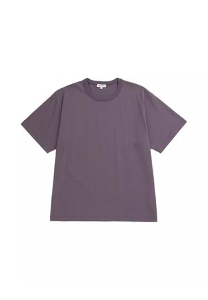 Schlichtes T-Shirt mit kurzen Ärmeln und Rundhalsausschnitt in gedämpftem Lila, flach liegend mit sichtbarem Halslabel, auf weißem Hintergrund.