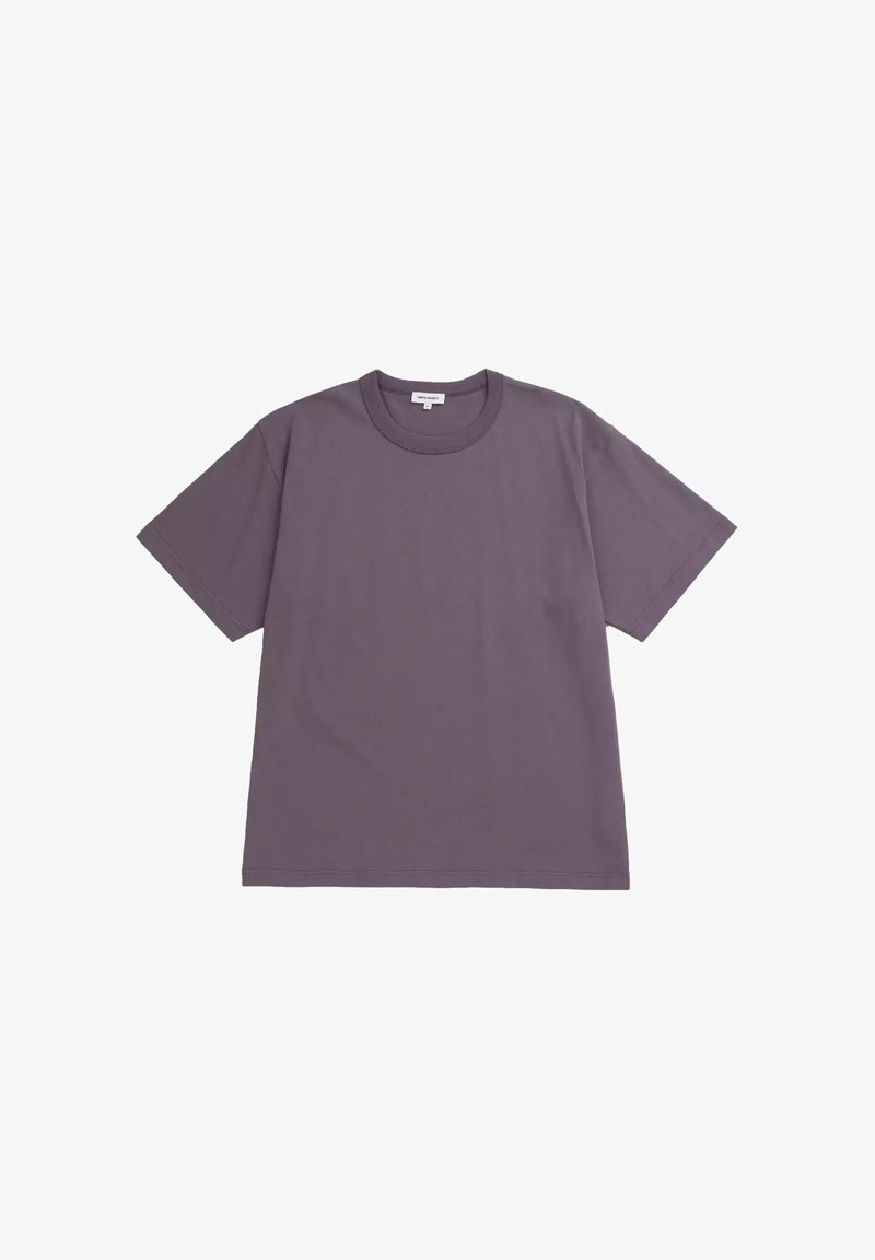 T-shirt uni à manches courtes et col rond de couleur violette atténuée, posé à plat avec étiquette visible au niveau du col, sur fond blanc.