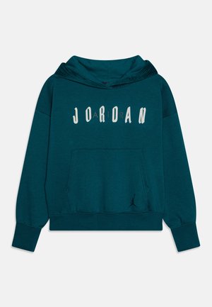 Morska bluza z kapturem z kieszenią z przodu i białym napisem "JORDAN" na piersi, z małym czarnym logo Jumpman obok kieszeni.