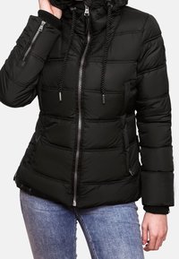 Svart uppblåsbar jacka med dragkedja framtill, justerbar huva och sidofickor. Vadderat mönster med ribbade ärmslut och dragkedjedetalj på ärmarna.