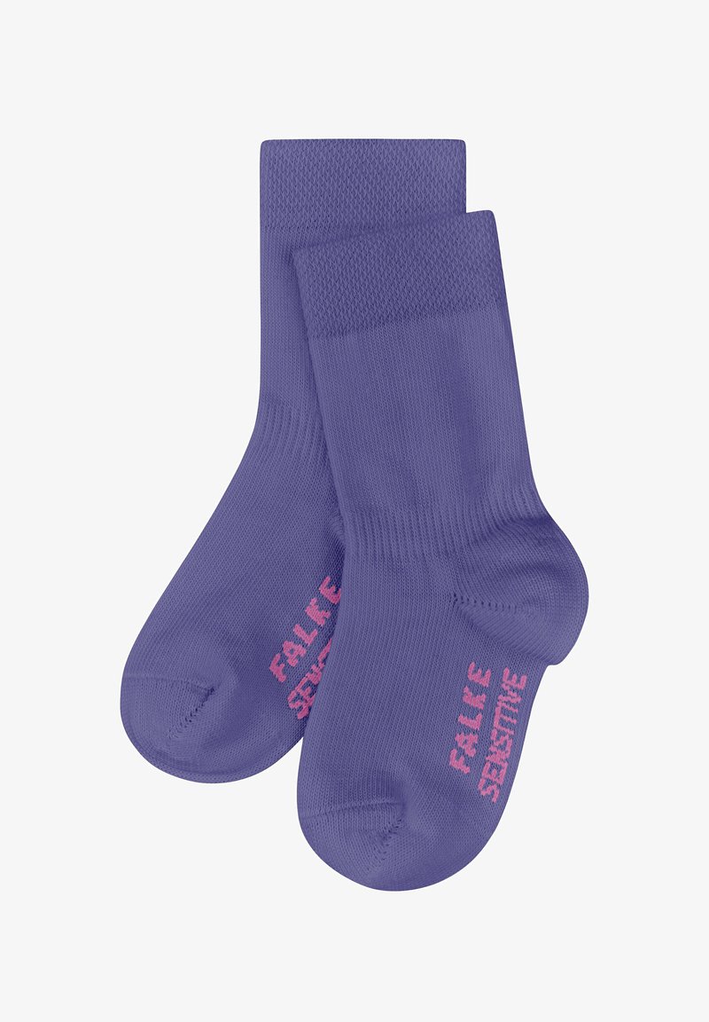 Fioletowe skarpetki o gładkiej fakturze; mają elastyczne ściągacze i różowe logo "FALKE SENSITIVE" z boku.
