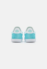adidas Originals GAZELLE UNISEX - Sapatilhas - pulse aqua/footwear white