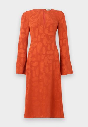 Oranje jurk met lange mouwen, knielengte, subtiel paisleypatroon, nauwsluitende taille en keyhole-halslijn met ritssluiting aan de achterkant.