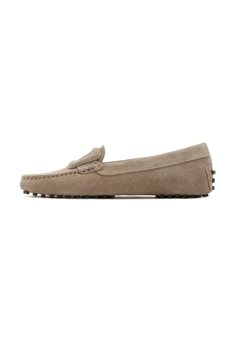 Mocassini in camoscio beige con punta arrotondata, dettagli cuciti e un fiocco decorativo sul davanti. Suola piatta in gomma con decorazioni a forma di ciottoli.
